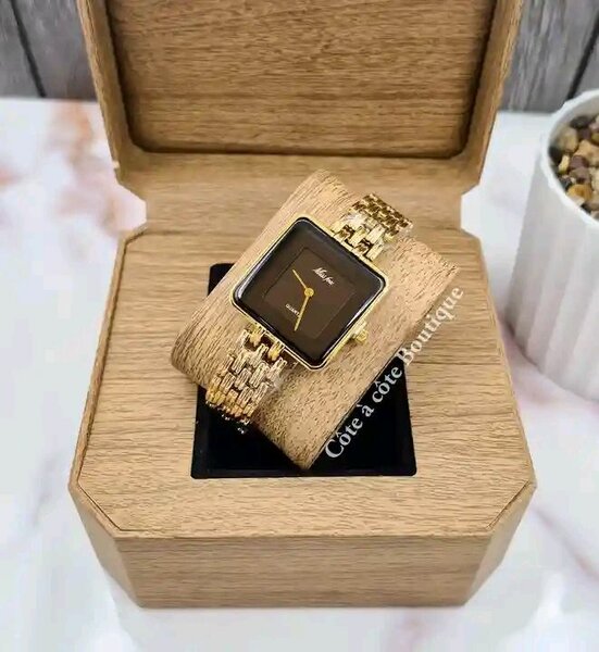 Montre élégante en acier doré