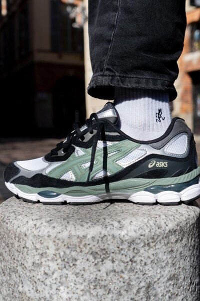 ASICS couleur black & green