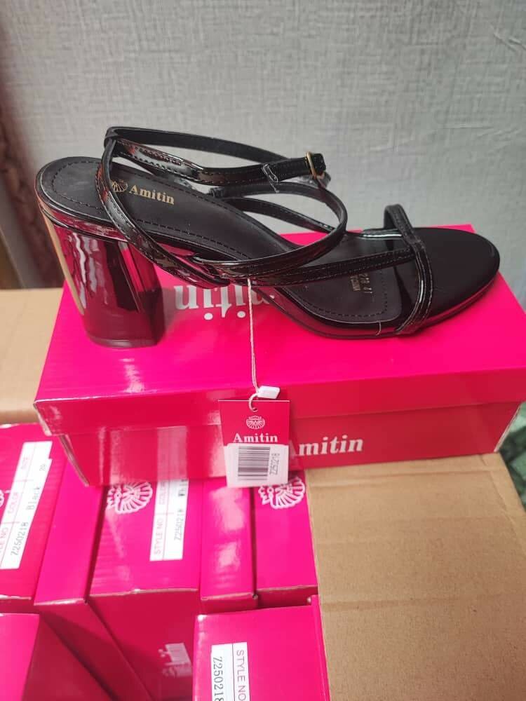 Sandales à talons noirs élégantes