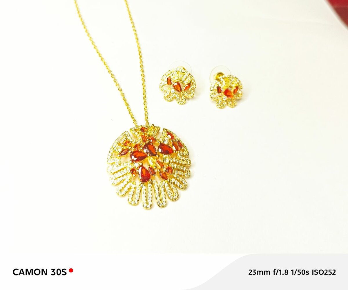 Parure dorée élégante