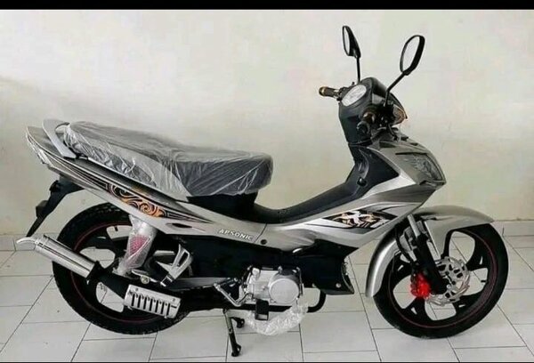 Moto robuste et élégante