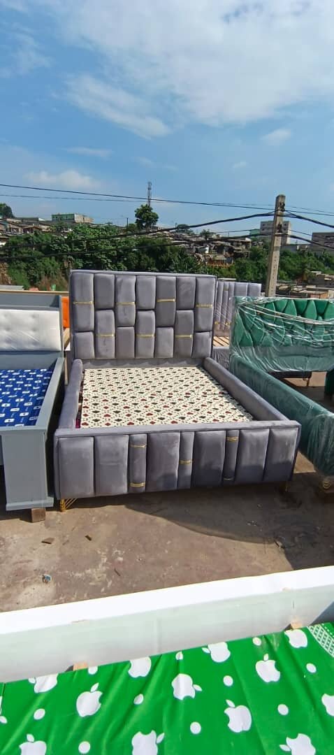 Lit capitonné moderne