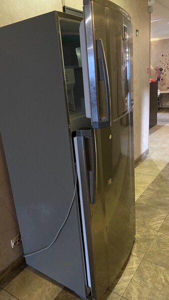 Réfrigérateur moderne inox