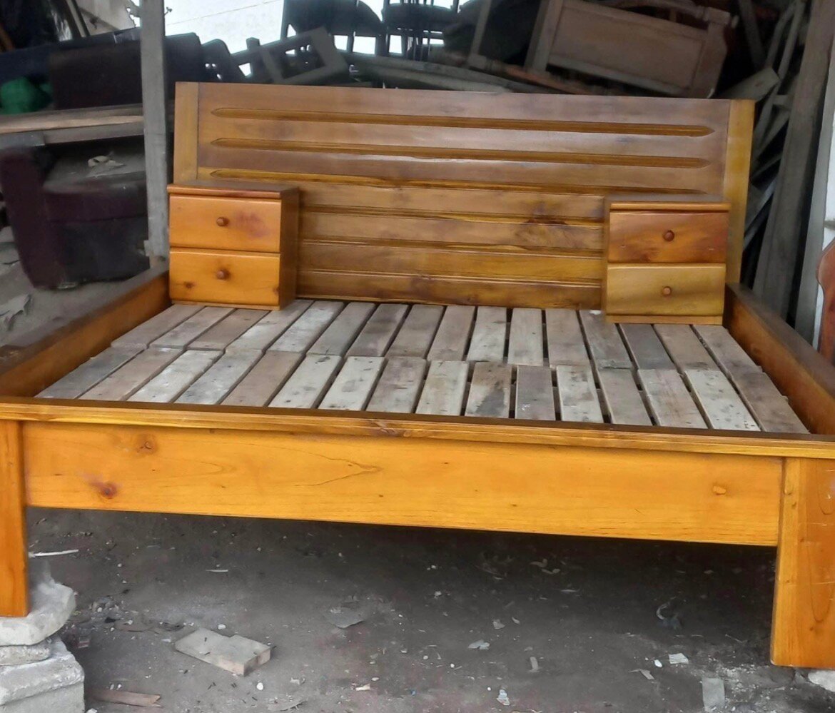 Lit double moderne en bois