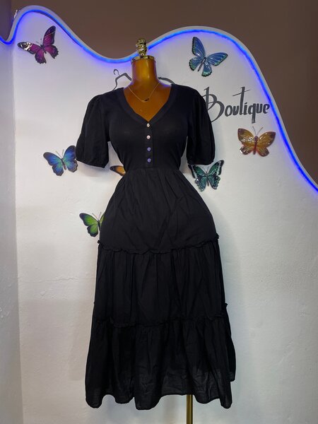 Robe noire à volants élégante