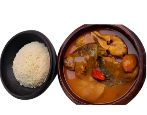 Soupe de poisson avec du riz