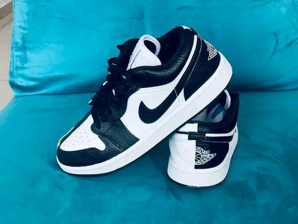 Baskets noires et blanches tendance