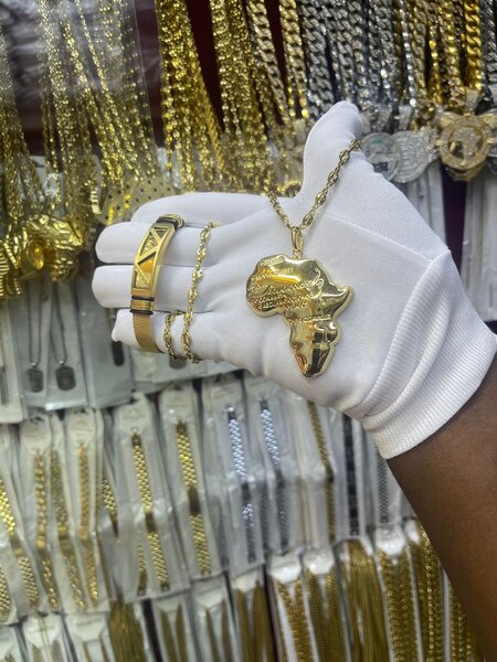 Collier pendentif Afrique or