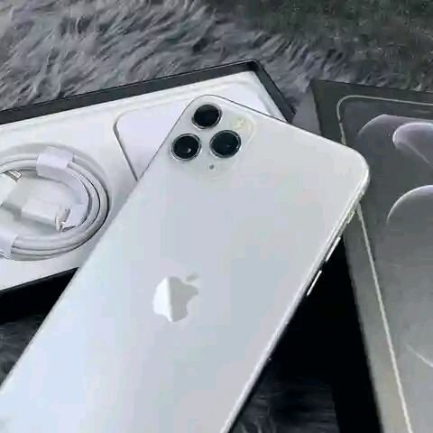 Smartphone haut de gamme argenté