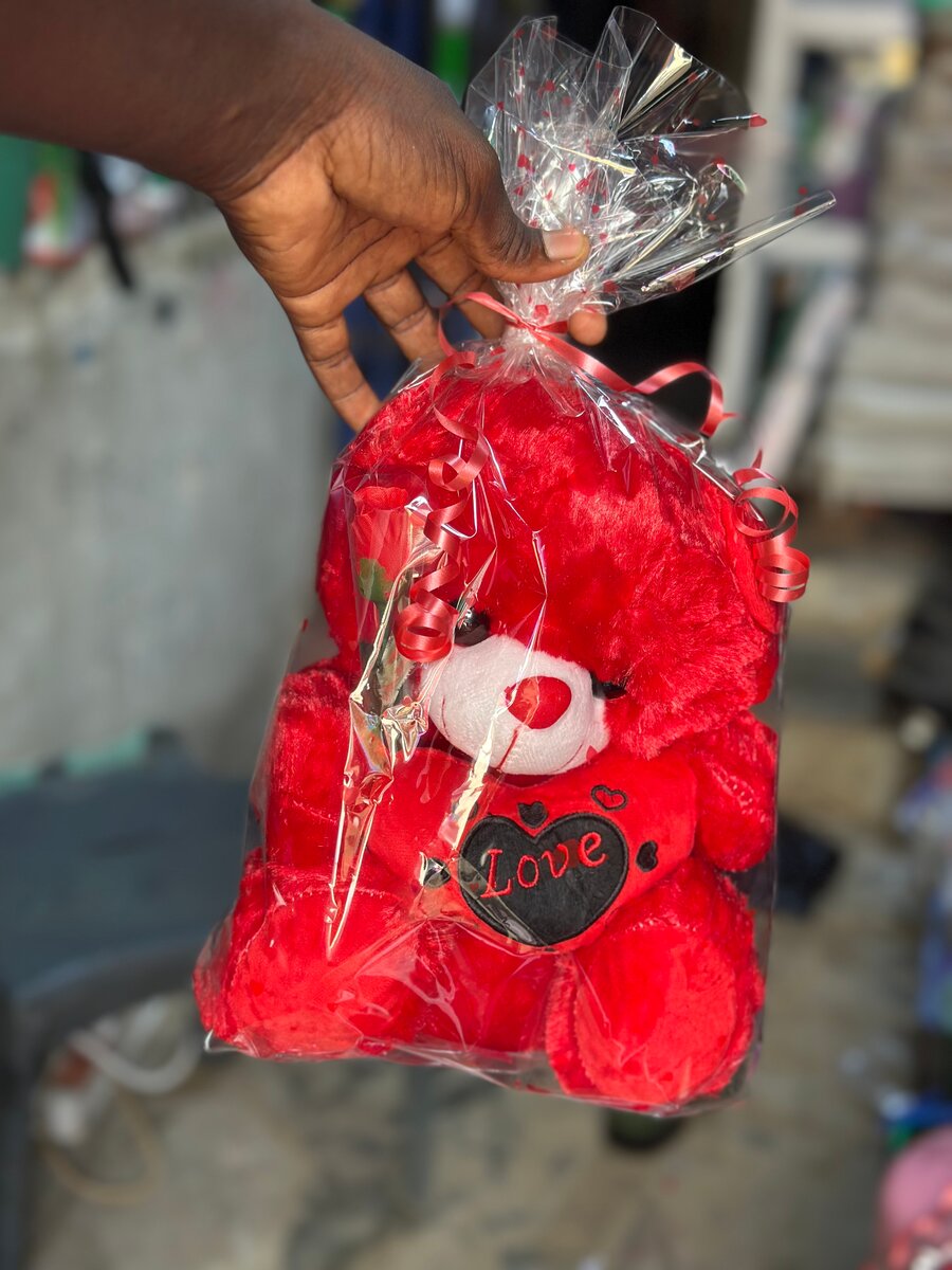Ours en peluche rouge avec coeur 'love'