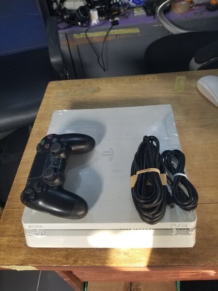 Console PS4 avec manette
