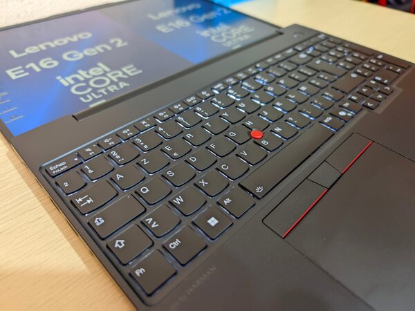 Ordinateur portable Lenovo E16