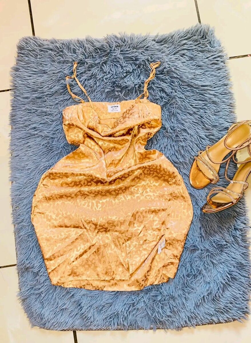 Robe élégante dorée en satin