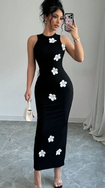 Robe noire à fleurs