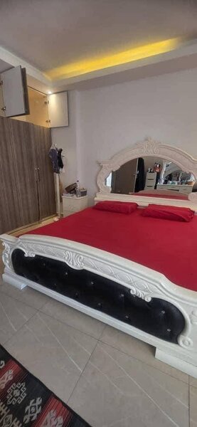 Lit double élégant avec miroir