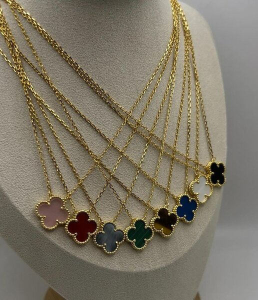 Collier à pendentif trèfle