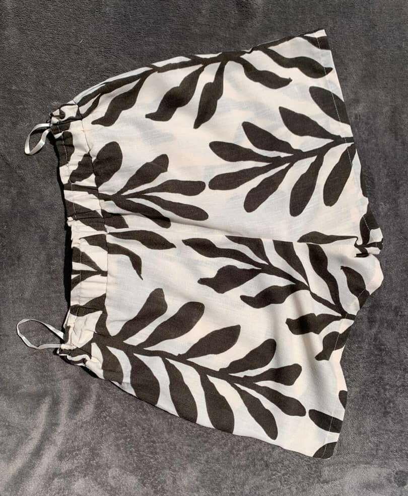 Short beige avec motif fleuris