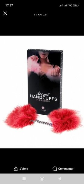 Menottes en fourrure rouge