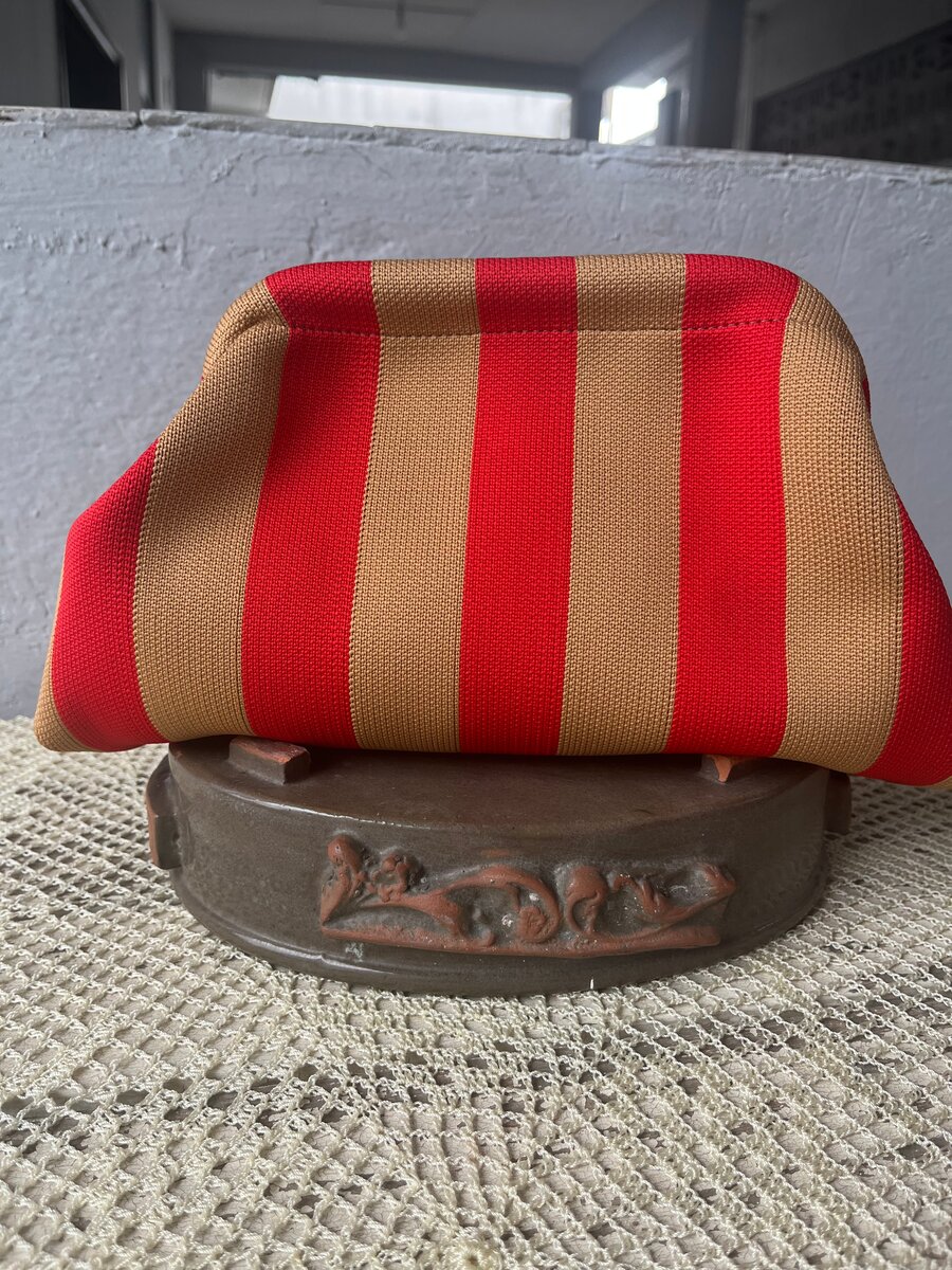 Pochette à rayures élégante