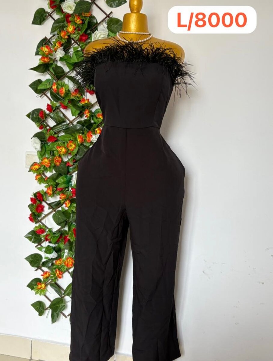 Combinaison élégante avec plumes