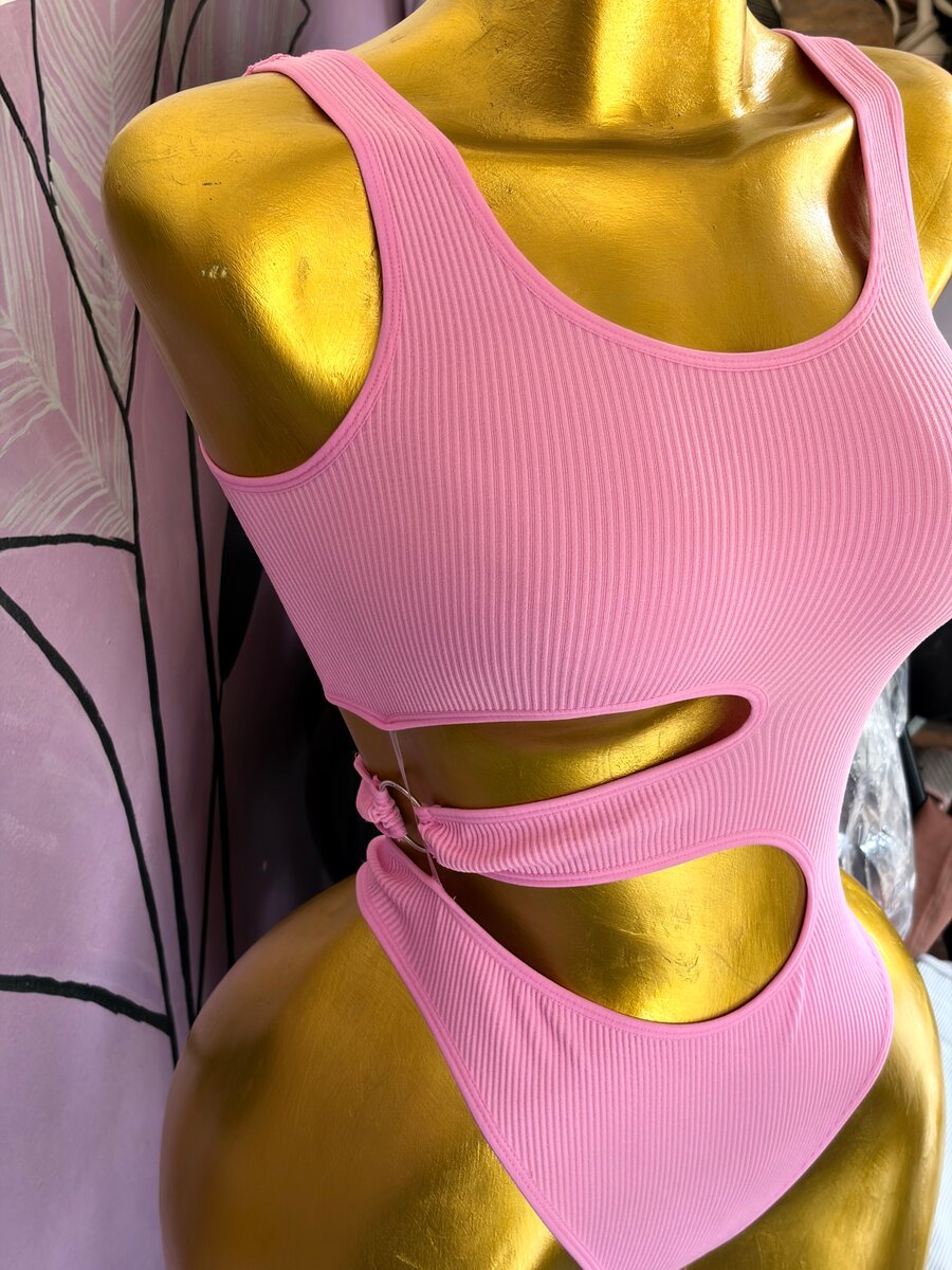 Maillot de bain rose découpé