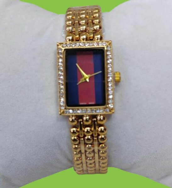 Montre élégante en or