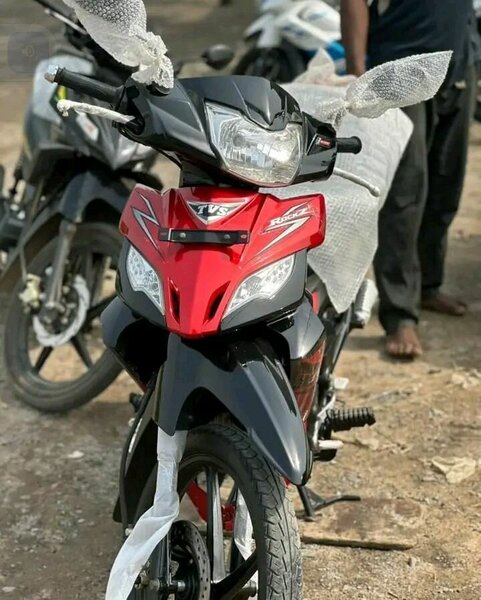 Moto rouge et noir neuve