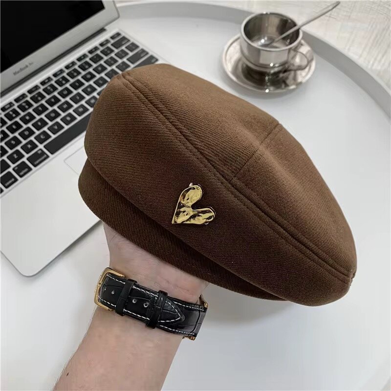 Béret élégant avec broche dorée