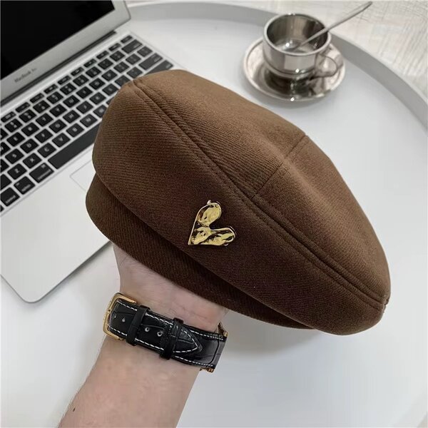 Béret élégant avec broche dorée