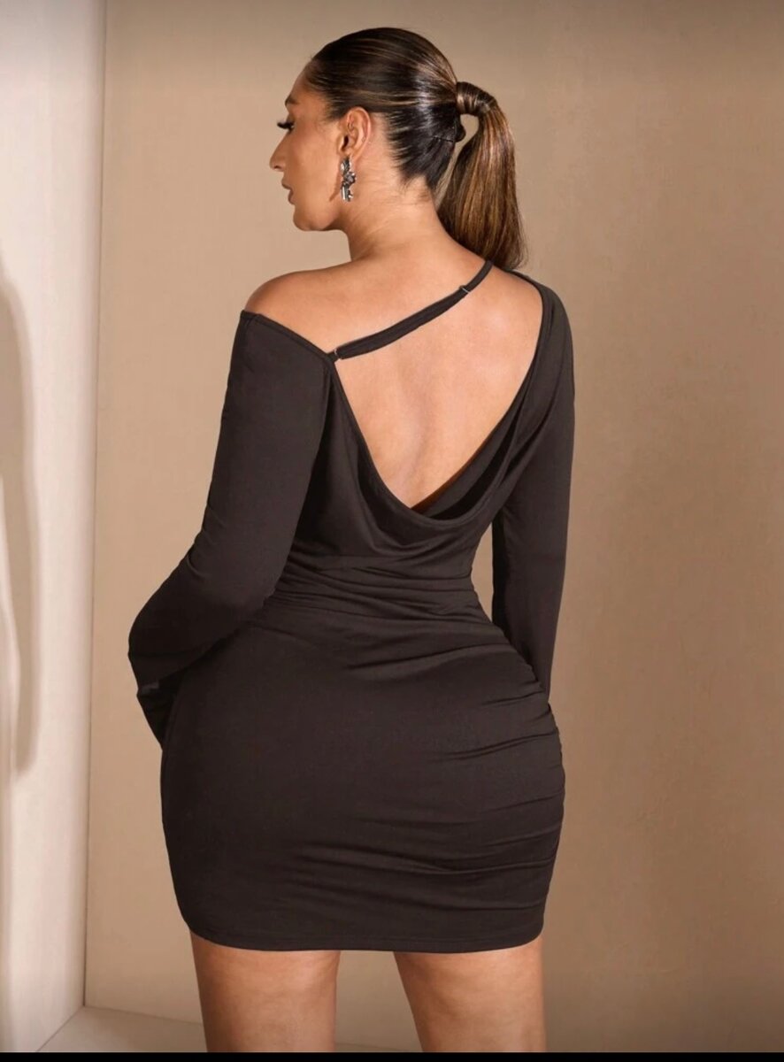 Robe moulante asymétrique