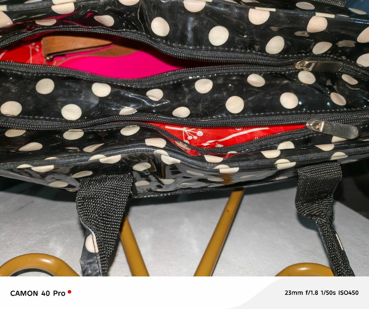 Sac à main noir à pois blancs en PVC