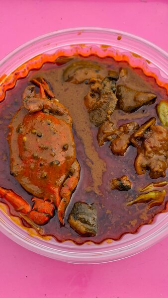 Crabe épicé en sauce