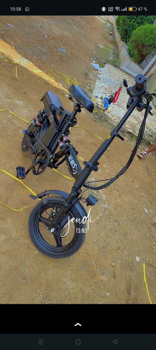 Vélo électrique pliant compact