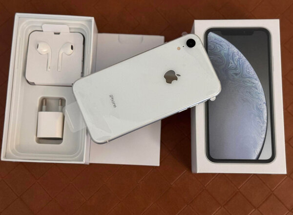 iPhone blanc avec accessoires