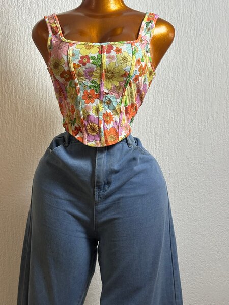 Top fleuri à corset