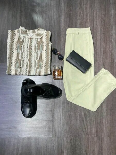 Pantalon beige et accessoires femme