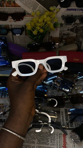 2 lunettes de soleil