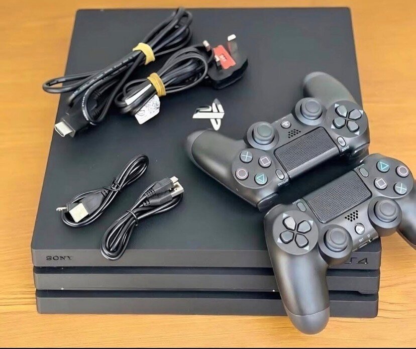 Console Sony PS4 avec manettes