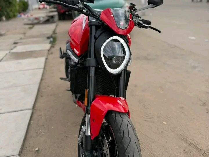 Moto sportive rouge puissante