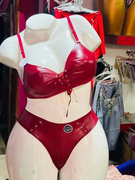 Ensemble lingerie en similicuir