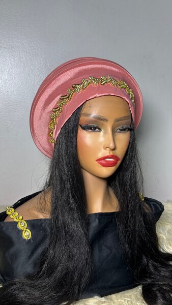 Chapeau en satin brodé élégant