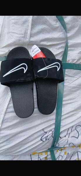 Claquettes confortables noires