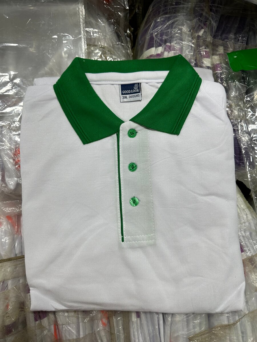 Polo blanc à col vert unique