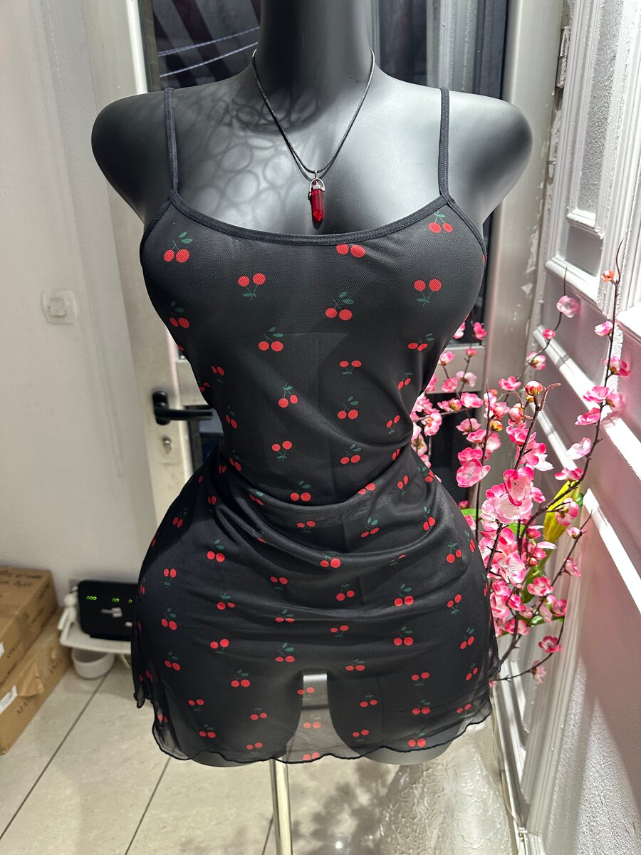 Robe noire à motifs cerises