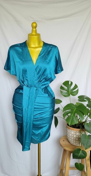 Robe en satin bleu élégant