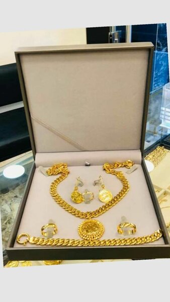 Parure de bijoux en or - Collier, boucles d'oreilles, bague