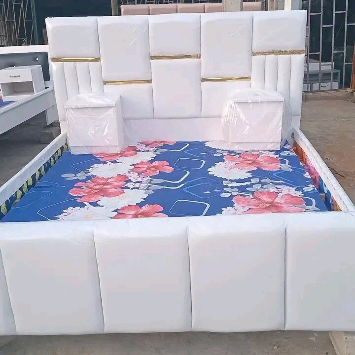 Lit double rembourré moderne