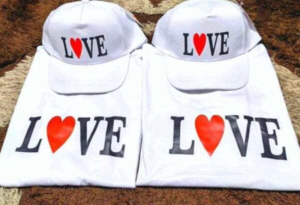 Ensemble Casquettes et T-Shirts Love