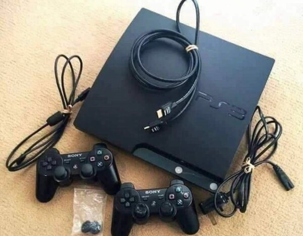 Console Sony PS3 avec manettes et accessoires