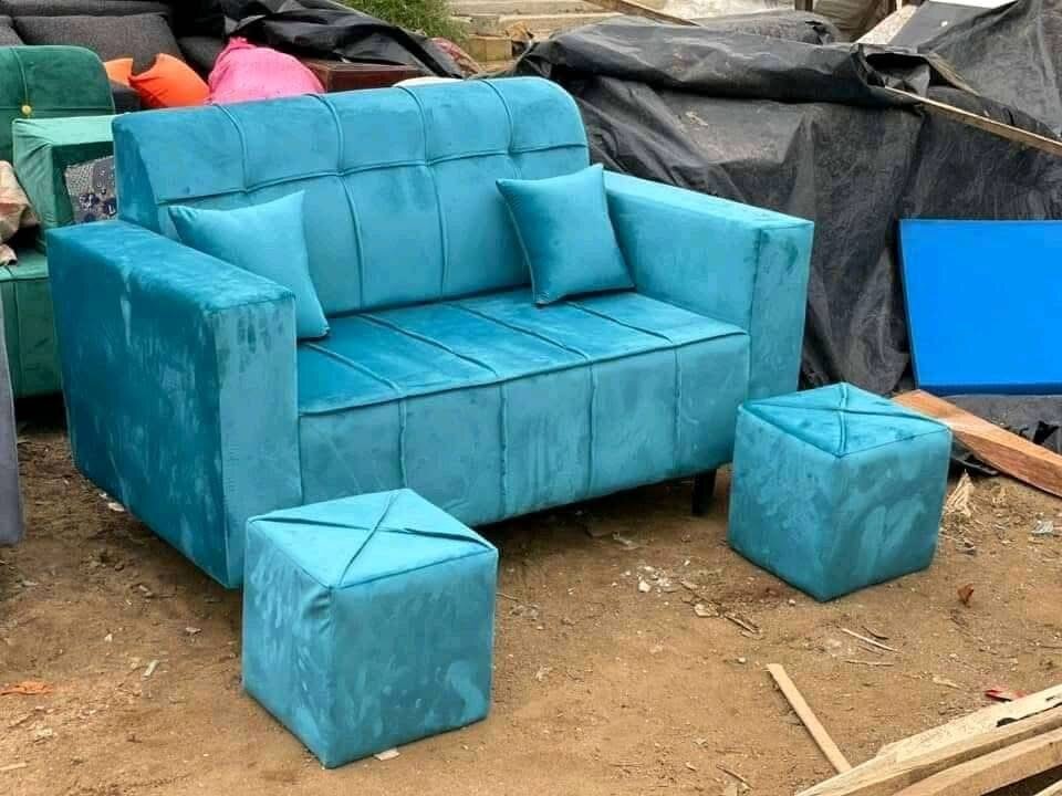 Canapé moderne avec poufs